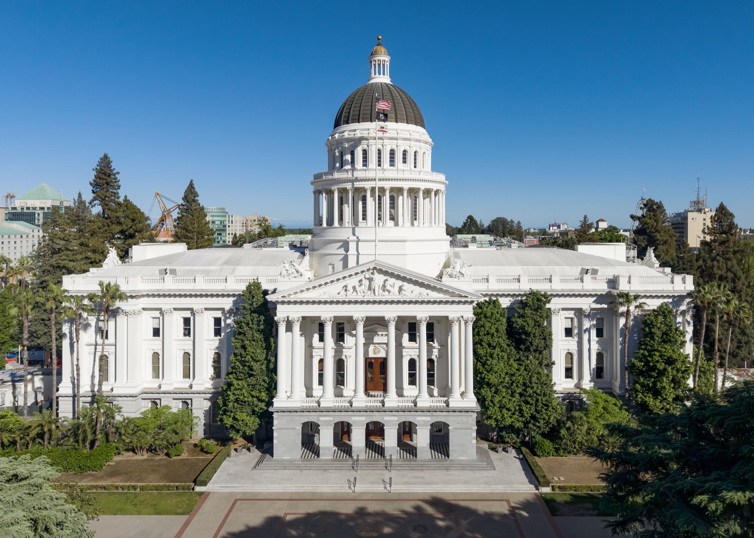 The California State Capitol in Sacramento under a clear sky, where the Legislature's wildfire liability overhaul died on the session's final day — photo by Quintin Soloviev, CC BY 4.0